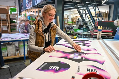 Teresa Kristleit bei der Kontrolle der Drucke. In Limbach wird weiterhin entwickelt und Muster produziert.
