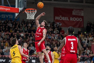 Ben Burnham (in der Luft) soll bei den Niners Chemnitz unterschrieben haben.