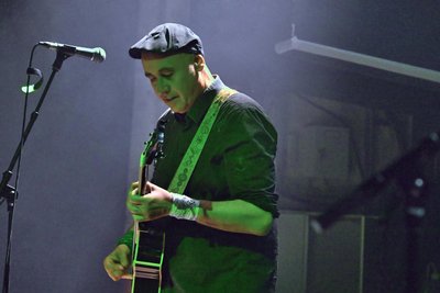 Bassist Johnny Bottrop warb zwischen den Liedern um Spenden für ein Netzwerk demokratischer Initiativen in Ostdeutschland. Foto: Matthias Zwarg