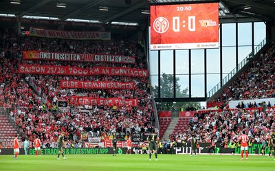 Union-Anhänger protestierten mit Tennisbällen gegen die Sonntagsansetzungen in dieser Saison.