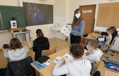 Corona-Coach Sophie Reinhold assistiert im Unterricht der sechsten Klassenstufe am Glauchauer Georgius-AgricolaGymnasium. 