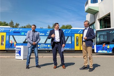 Egronet-Geschäftsführer Michael Barth, Landrat Thomas Hennig und Länderbahn-Geschäftsführer Wolfgang Pollety (v. l.) präsentierten die Fahrzeuge im neuen Layout auf dem Betriebshof der Vogtlandbahn. 
