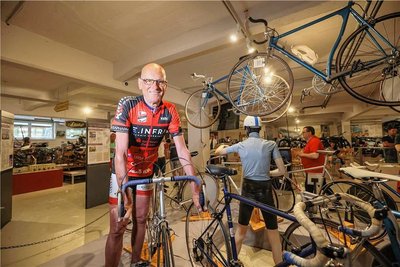 Das Museum für sächsische Fahrzeuge stellt gegenwärtig Rennräder aus Chemnitz aus. Im Bild Wolfgang Lötzsch mit seinem Straßenrennrad von 1988.