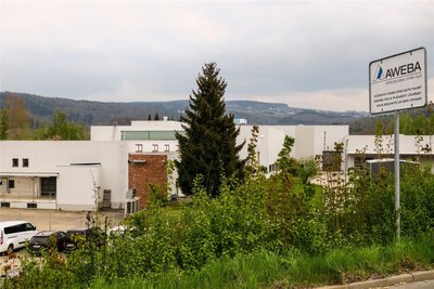 Blick auf die Werkhallen von Aweba in Aue: Das Unternehmen kämpft mit wirtschaftlichen Problemen.