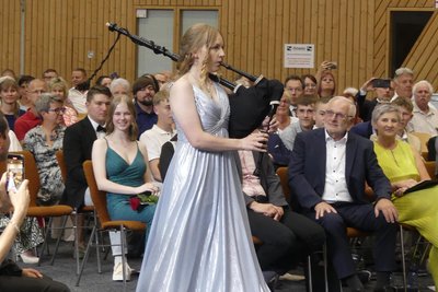 Da gab’s kein Halten mehr - als sich Tessa-Marlen Gündel nach ihrem musikalischen Beitrag zur Preisverleihung verbeugte, brach der Jubel los.