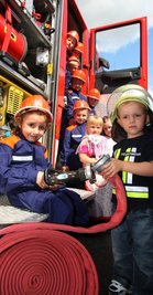 
              <p class="artikelinhalt">Die Technik der Feuerwehr besichtigen und auch einmal ausprobieren, wird für die Steppkes, wie auf dem Foto für die Mädchen und Jungen aus dem "Kinderland" in Lichtenstein, auch weiterhin möglich sein. Eine Fahrt mit dem Auto ist künftig jedoch tabu. </p>
            
