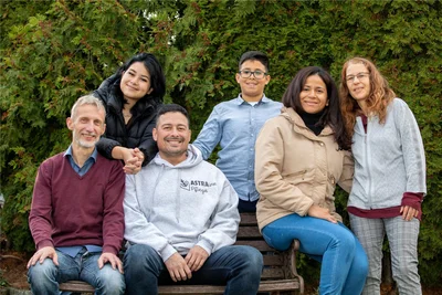 Familie Bejarano hat im Vogtland schnell Freunde gefunden. Das Foto zeigt (von links): Matthias Narr, Sofia, José, Alejandro und Darisbel sowie Lydia Narr.