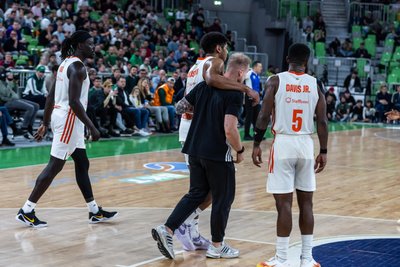Kostja Mushidi zog sich beim Eurocup-Spiel am Mittwoch in Ljubljana eine Verletzung an der Wade zu und musste beim Verlassen des Feldes gestützt werden.