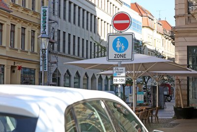 Die Schilder für die Fußgängerzone sollten nach dem Willen der BfZ verschwinden und durch das Schild „Spielstraße“ ersetzt werden.