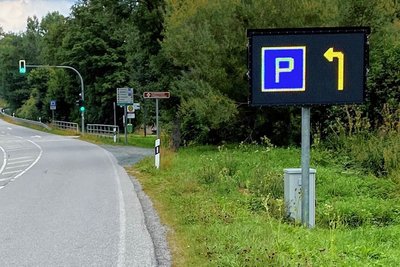 An der B 95 stehen die beiden größeren Anzeigen des Parkleitsystems. Die Aufnahme entstand im vergangenen Sommer kurz nach der Inbetriebnahme.