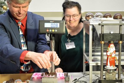 Prof. Matthias Kröger und Prof. Yvonne Joseph bei ihren Experimenten mit Schokolade.