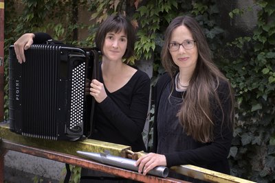 Die Akkordeonistin Eva Zöllner (li.) und die Organistin Kerstin Petersen spielen als Duo A&O in Schneeberg.
