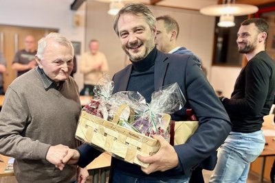 Bürgermeister Thomas Kunzmann hat Herbert Kragl (l.) aus dem Stadtrat verabschiedet.