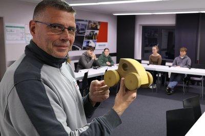 Trainer Kai Neubert erklärte den Teilnehmern die Besonderheiten ihrer „Mopedautos“.
