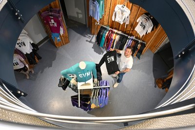 Die Klamotten sind nur im Shop, Online oder in Klubhäusern erhältlich.