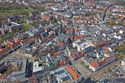 Der Blick aus der Luft auf die Innenstadt. Die verkehrsberuhigte Zone könnte, wenn es nach den BfZ geht, nicht mehr am Hauptmarkt enden, sondern sich auch über die Hauptstraße erstrecken.