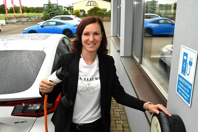 Stefanie Kitzing-Lippmann, Chefin im Honda-Autohaus Kitzing in Mittweida, bestätigt eine gestiegene Nachfrage nach E-Autos.