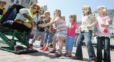 Teddy, schnall dich gut an: Jungen und Mädchen von Plauener Kindereinrichtungen lernten am Dienstag auf dem Altmarkt spielerisch einiges mehr über Verkehrserziehung - zum Beispiel, dass bei einer Vollbremsung besser nicht nur Plüschtiere einen Gurt anlegen sollen.
