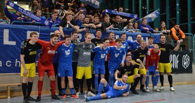 Die beiden Finalisten aus Zschorlau und Olbernhau kennen sich seit dem Pokalspiel im Oktober, das Verhältnis ist von Respekt geprägt. Das gemeinsame Foto vor den Olbernhauer Fans ist Zeugnis dessen. 