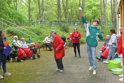Wer wirft am weitesten? Beim Projekt Generationsbrücke stand in der jüngsten Begegnung ein aktives gemeinsames Spiel im Programm.