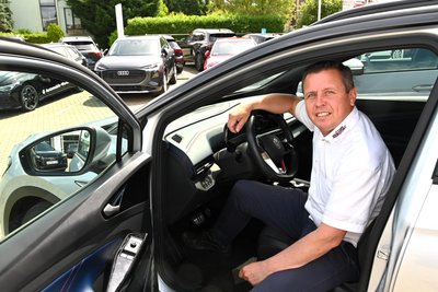 Jan Held sitzt hier bei Automobile Werner in Mittweida im ID4.