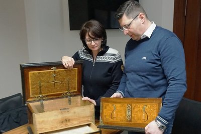 Museumsmitarbeiterin Xenia Brunner und Oberbürgermeister Thomas Hennig präsentieren die Lade der Innung der Klingenthaler Geigenmacher. Deutlich sichtbar ist das Geheimfach im Bodenteil, das nur durch Abnahme desvorderen Teils geöffnet werden konnte.