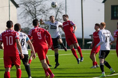 Augen zu und durch: Syraus Tobias John (Mitte, links) stürzt sich ins Kopfballduell mit dem Wilsdruffer Kapitän Pitt Krahl.