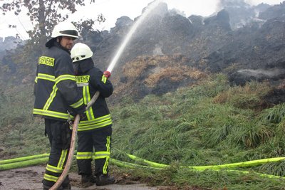 Einsatzkräfte der Geringswalder und Arraser Wehr versuchen auch am Tag nach der Brandnacht noch die Ausbreitung von Glutnestern einzudämmen.