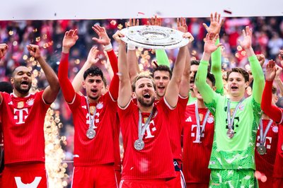 Harry Kane und die Bayern wollen auch in Berlin eine Trophäe in die Höhe stemmen. (Archivbild)