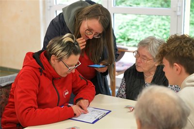 Gemeinsam werteten Awo-Mitarbeiterinnen, Schüler und Seniorinnen den Weitwurf-Wettbewerb aus.