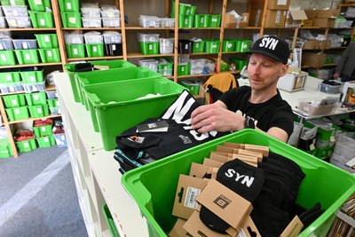 Aus dem Lager in Limbach-Oberfrohna werden Produkte in die ganze Welt verschickt.
