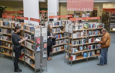 Stöbern und schmökern können sollen Besucher der Stadtbibliothek im Tietz künftig an einem Tag mehr pro Woche.