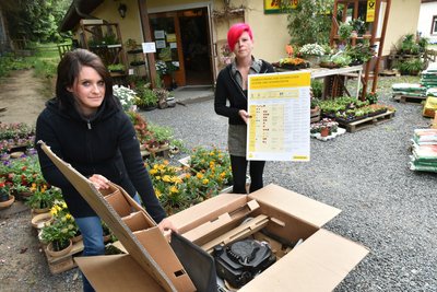 Rasenmäher zum Versand abgegeben: Paketshop-Mitarbeiterinnen Sindy Reinsberg und Nicole Mantau (v.l.) in Weißenborn zeigen den Fund.