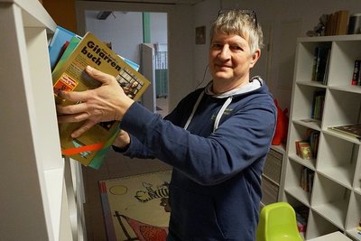 Steckt mitten im Umzug: Mathias Stempell, Vorsitzender des Sozialvereins Jumi Kinderhilfe in Oelsnitz, räumt ein Regal in einer der neuen Räumlichkeiten im Haus an der Schillerstraße 8 ein.