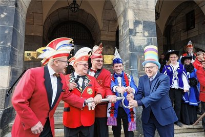 Oberbürgermeister Sven Schulze (r.) hat gegen die Karnevalsvereine keine Chance. Er muss den Schlüssel für das Rathaus rausrücken. Foto: Toni Söll