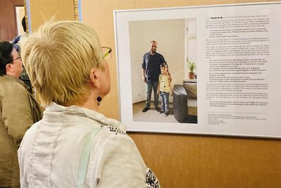 Zur Ausstellung gehört ein Buch, erschienen über die „Fabrik Transit“ aus Wien. Juliane Adler hat es im Ehrenamt layoutet und druckfertig gemacht. Auch sie war in Aue zu Gast.
