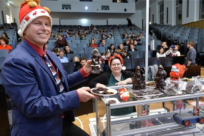 Seit 15 Jahren hält Prof. Mathias Kröger die schon legendäre Weihnachtsvorlesung an der TU Bergakademie, und das soll auch noch viele Jahre so bleiben.