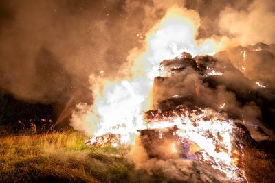 In der Nacht zum Donnerstag rückten Feuerwehrleute zum Brand der 1200 Ballen aus.
