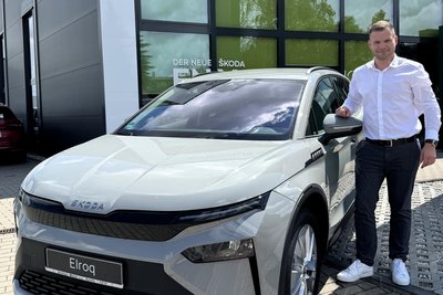 Sascha Hellmich im Skoda-Autohaus Möckel in Rochlitz.