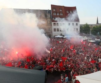 Mehrere Rauchtöpfe und Bengalos waren in der Fanmenge gezündet worden.