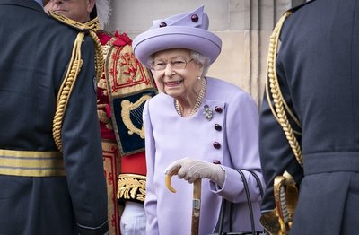 Edinburgh, 8. Juni: Königin Elizabeth II. nimmt an einer Militärparade zu ihren Ehren im Garten des Holyrood-Palasts teil.