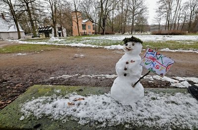Ein kleiner Schneemann verweist auf den künftigen Standort der Parkkunst am Teehaus.