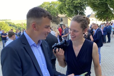 Lehrerin und Fotografin: Rebekka Heß fotografierte die Zeugnisausgabe für das Schulheft.
