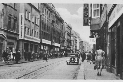 Die Zwickauer Hauptstraße etwa im Jahr 1955. Viele Autos gab es nicht, aber sie konnten durch die Straße fahren.