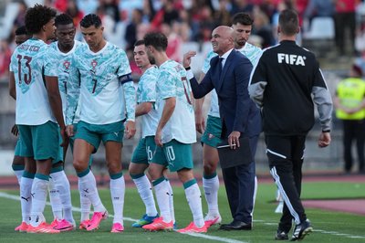 Cristiano Ronaldo (3.v.l.) und Portugal setzten sich souverän gegen Chile durch.