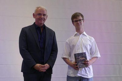 Riesen Applaus für Laudator und Preisgewinner. Robert Wall von Goldbeck zeichnete den stillen Helden Lucien Meisel aus.