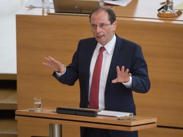 Markus Ulbig gibt eine Regierungserklärung ab.