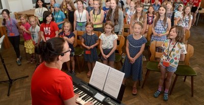 Marie-Luise Rißmann leitet die Probe für das Musical. 