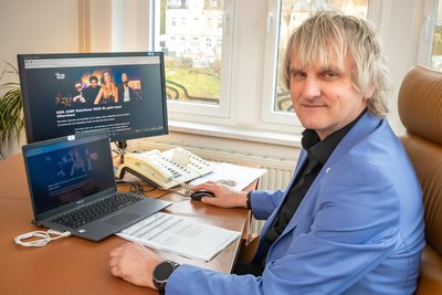 Das schaut sich Bürgermeister Jörg Klaffenbach gern an: MDR-Jump kommt mit dem Osterfeuer in „seine“ Stadt.