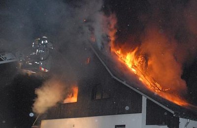 Dieses Haus in Niederlauterstein brannte am Dienstagfrüh lichterloh.